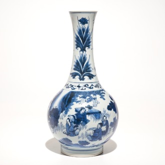 Un vase de forme bouteille en porcelaine de Chine bleu et blanc, époque Transition